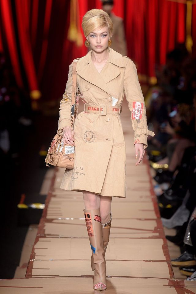 Відома топ-модель ледь на впала під час модного показу: курйозне відео - фото 146100