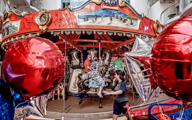 На борту найбільшого корабля в світі: неймовірні фото - фото 145113