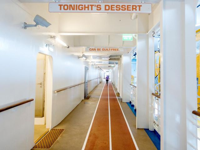 На борту найбільшого корабля в світі: неймовірні фото - фото 145111