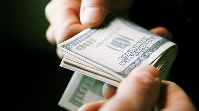 Безцінне світло та шокуючі хабарі: 28 лютого в трьох фото - фото 147543