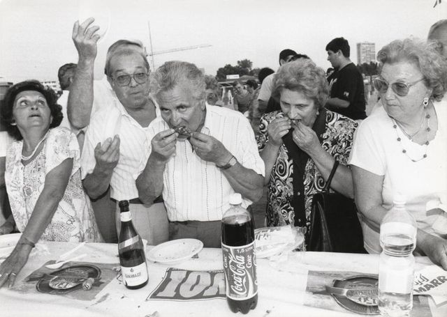 Як виглядало бурхливе життя в Італії 80-90-х років: ефектні фото - фото 144553