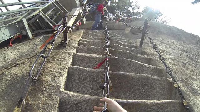 "Стежка смерті": як виглядає найнебезпечніший туристичний маршрут у світі - фото 143400