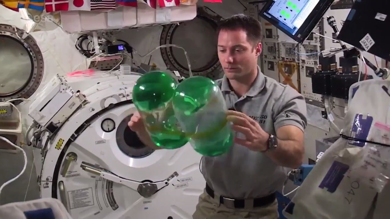 Наука – це весело: як астронавти експериментують у невагомості