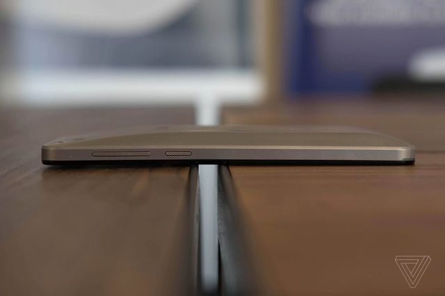 Alcatel показала незвичайний смартфон зі світломузикою - фото 146944