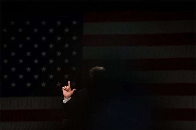 Дональд Трамп під час виступу на передвиборчому мітингу. Фото: Деміен Вінтер - фото 147446