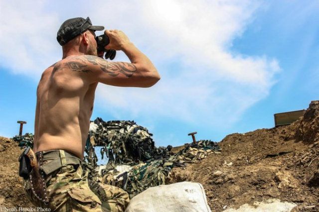 Фотограф зі США показав реалії життя українських бійців на передовій - фото 143513