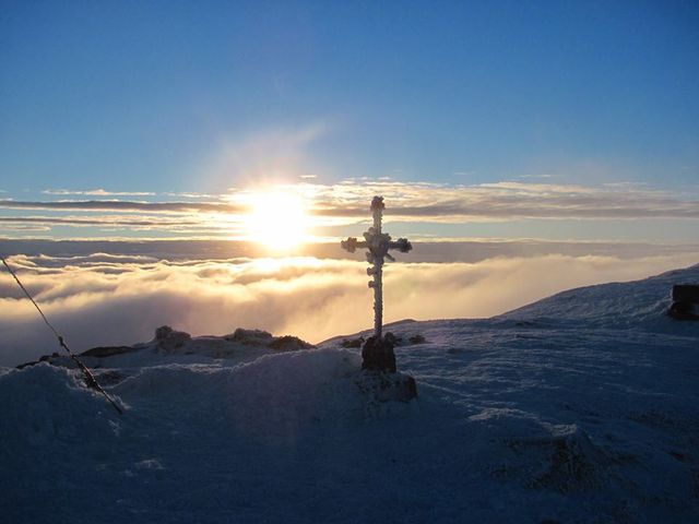 Світанок у засніжених Карпатах: чарівні фото - фото 140669