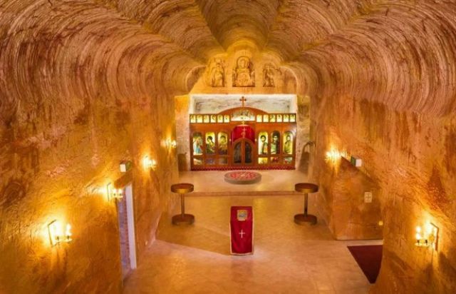 Як виглядає "нора" в Австралії, у якій живуть тисячі людей - фото 139461