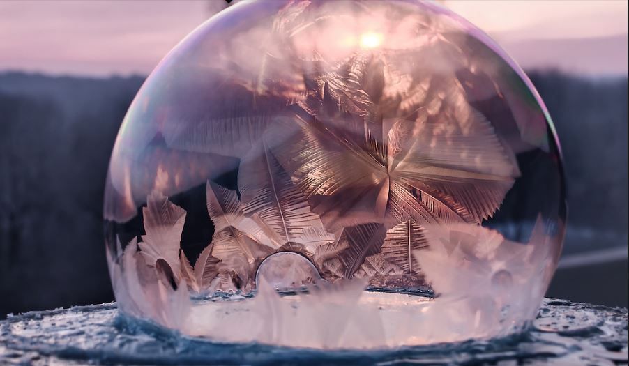 Дивовижна краса: як виглядає світ всередині бульбашки