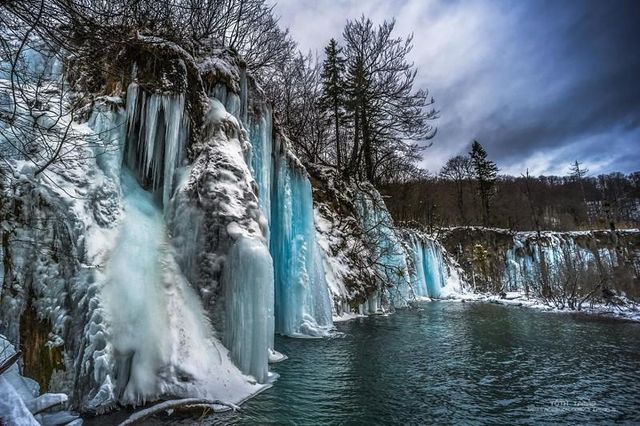 Чарівне видовище: фотограф показав тисячі замерзлих водоспадів - фото 143450