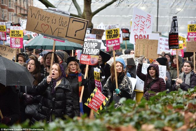 У Лондоні протестують проти візиту Трампа: з'явились фото - фото 139689