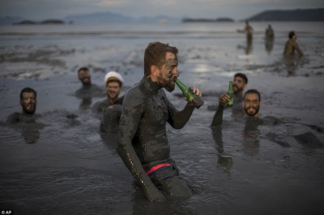 Темний бік бразильського карнавалу у вражаючих фото - фото 147034