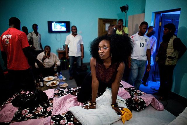Як виглядає кіноіндустрія Нігерії із середини: вражаючі фото - фото 146902