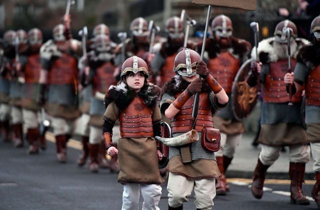 Як виглядає фестиваль вікінгів у Шотландії: епічні фото - фото 144586