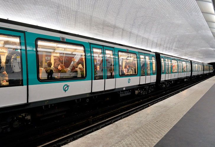 У метро Парижа стався вибух: з'явилося відео