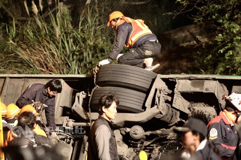 На Тайвані перекинувся автобус з туристами - фото 1