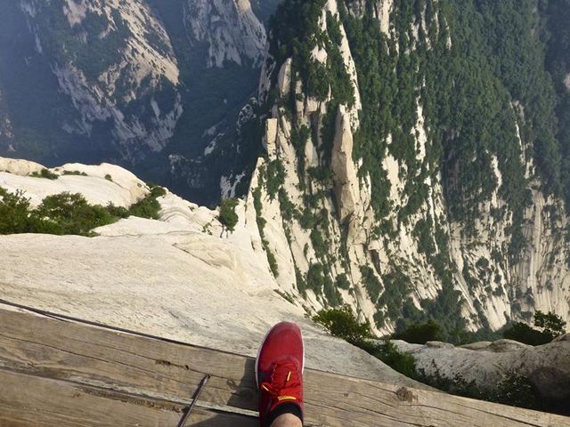 "Стежка смерті": як виглядає найнебезпечніший туристичний маршрут у світі - фото 143408