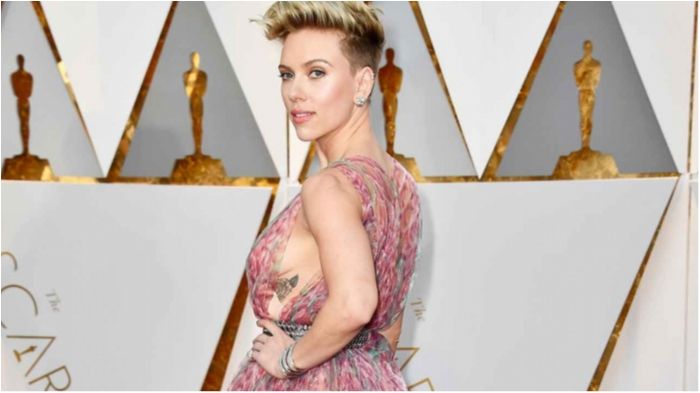 Без обручки і з незнайомцем: поява Йоханссон на Оскарі вразила шанувальників