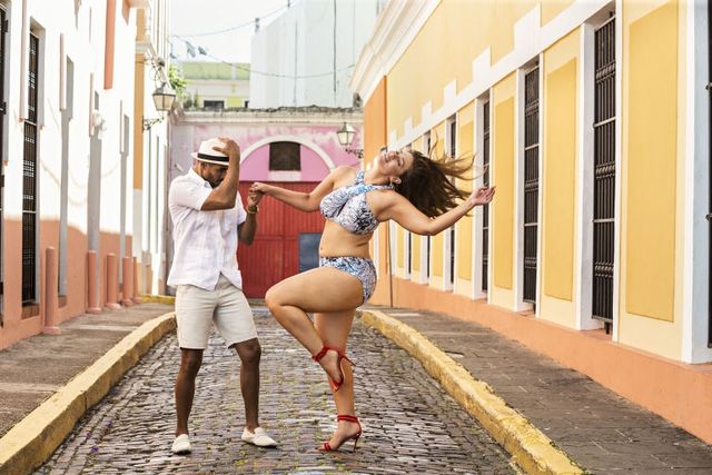 Модель з пишними формами знялася в купальнику для відомого глянцю: гарячі фото - фото 141759