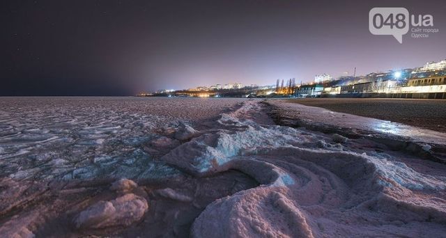 Магія в Одесі: вражаючі фото замерзлого моря вночі - фото 139374