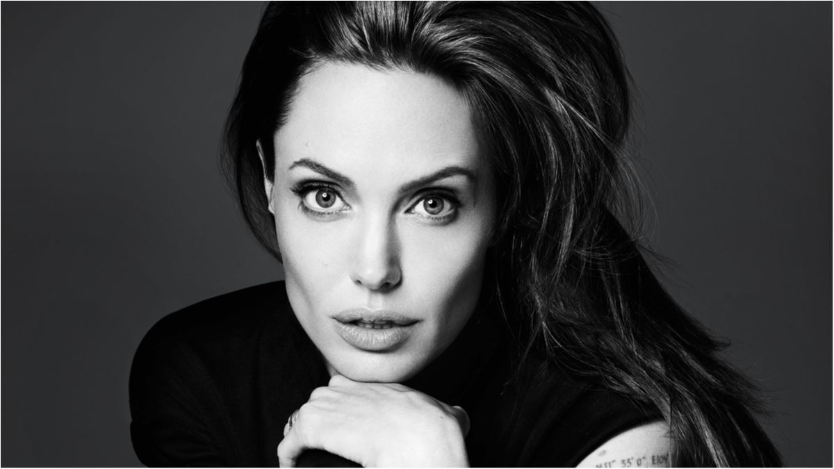 Розкішна Джолі знялась в рекламі парфумів Guerlain