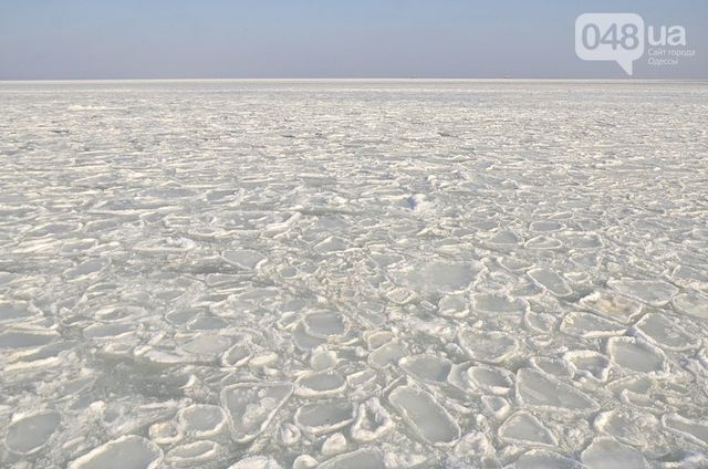 Магія в Одесі: вражаючі фото замерзлого моря вночі - фото 139379