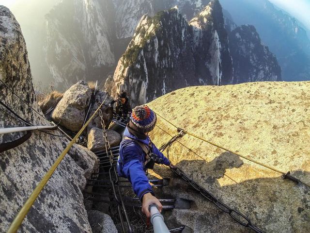 "Стежка смерті": як виглядає найнебезпечніший туристичний маршрут у світі - фото 143411