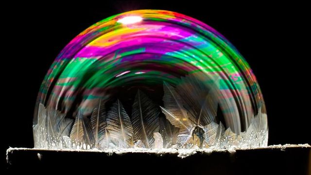 Дивовижна краса: як виглядає світ всередині бульбашки - фото 140162