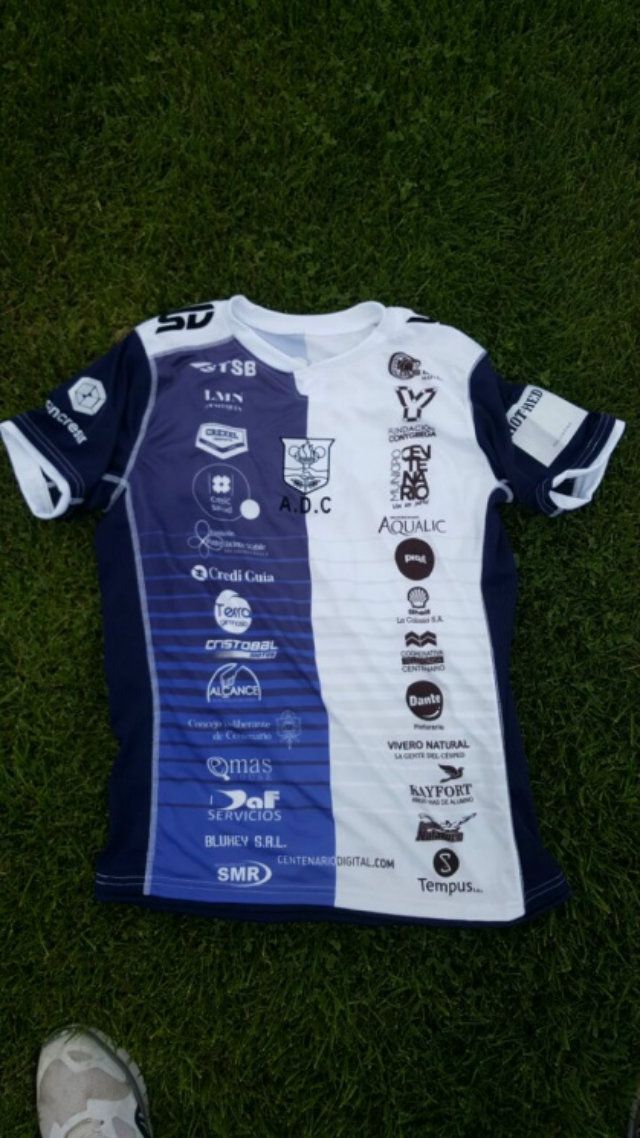 В Аргентині презентували найдивнішу футбольну форму в світі - фото 145372