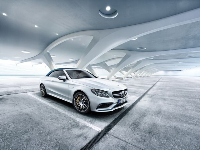 Mercedes випустив три потужні спорткари на честь ювілею AMG - фото 147099