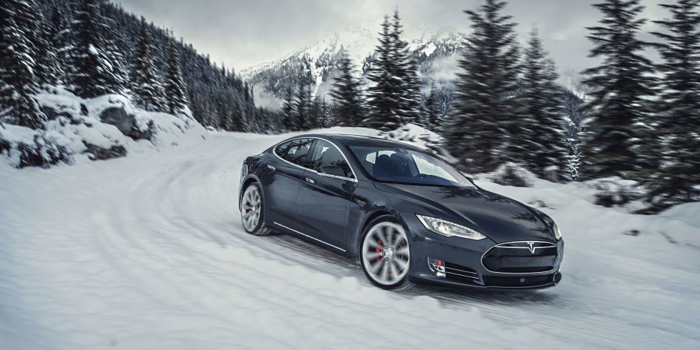 Автомобілі Tesla зможуть самостійно заїжджати на сервіс