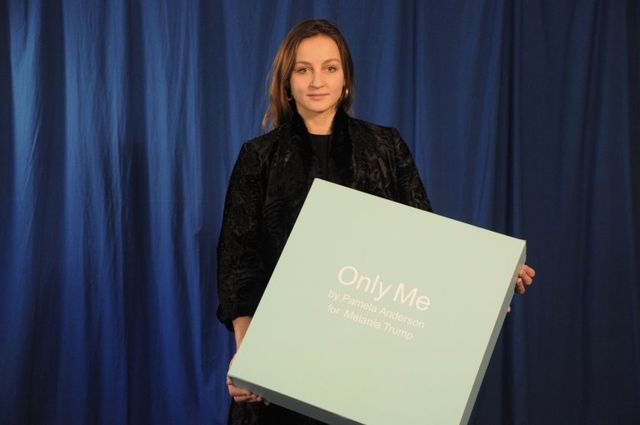 Памела Андерсон зробила незвичний подарунок Меланії Трамп - фото 143955