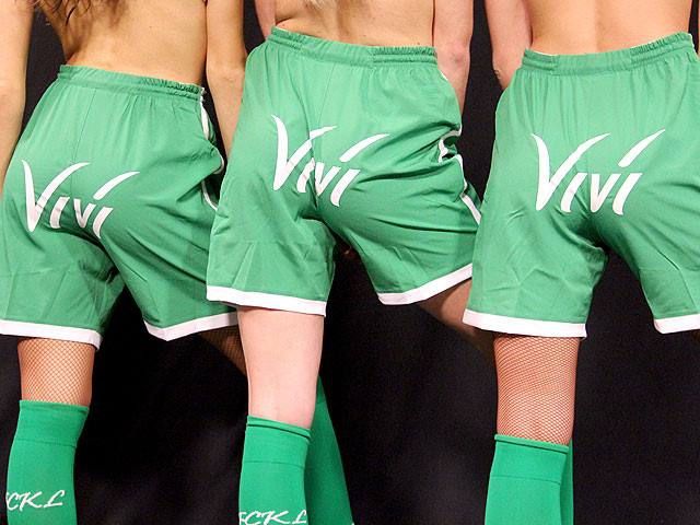 Черлідери оригінально представили нову форму "Карпат": пікантні фото