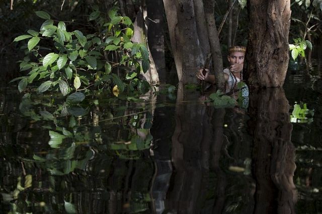 Як виглядає життя племен біля Амазонки: вражаючі фото - фото 141493