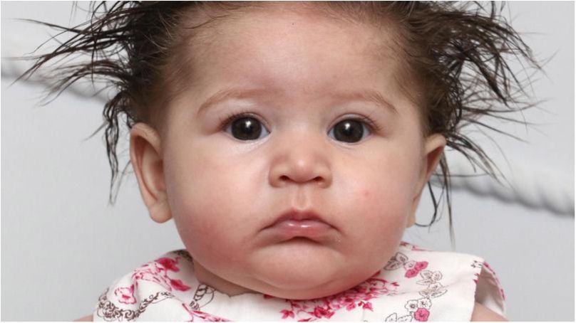 Маленька красуня із Британії підкорила мережу розкішною шевелюрою: кумедні фото