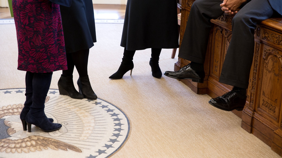 Фото Обами з помічницями - фото 1