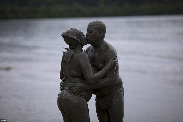 Темний бік бразильського карнавалу у вражаючих фото - фото 147029