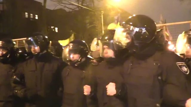 Новий вид автошахрайства та сутички на Майдані: 19 лютого в трьох фото - фото 144451