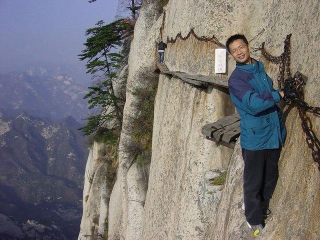 "Стежка смерті": як виглядає найнебезпечніший туристичний маршрут у світі - фото 143407