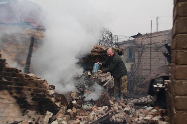 Авдіївка у вогні: опубліковано моторошні фото наслідків нічного обстрілу міста - фото 146287