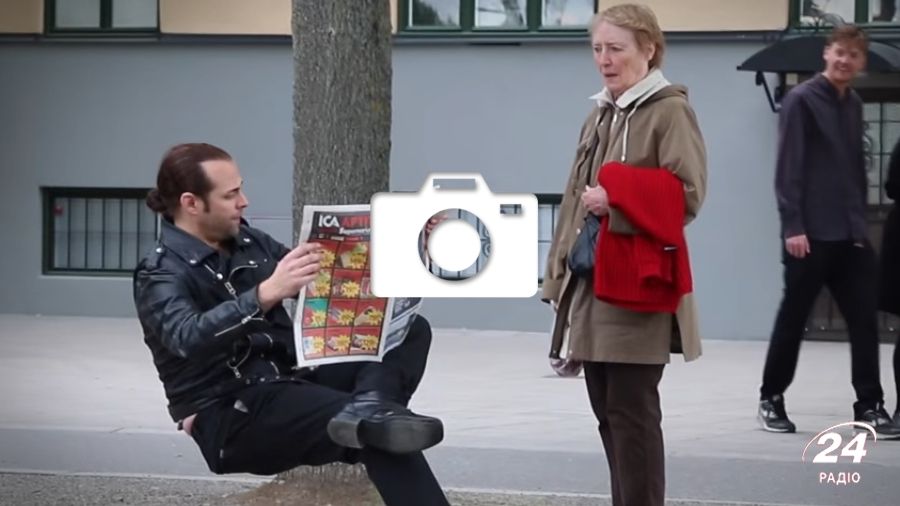 Мережу спантеличив розіграш із невидимим стільцем: кумедне відео