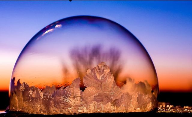 Дивовижна краса: як виглядає світ всередині бульбашки - фото 140163