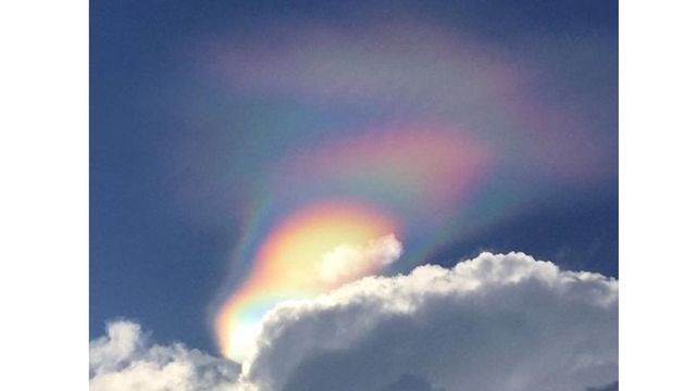 У небі над Сінгапуром зафіксували рідкісний феномен: фотофакт - фото 144900