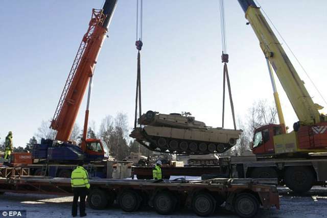 Перша партія американських танків прибула до Латвії: з'явилися фото - фото 140852