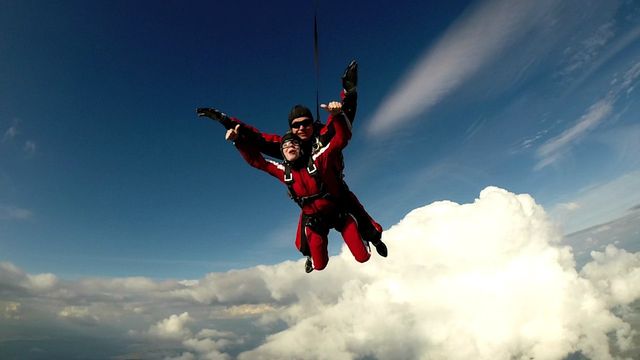 Що відбувається з організмом під час стрибка з парашутом - фото 145380