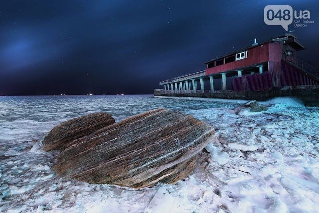 Магія в Одесі: вражаючі фото замерзлого моря вночі - фото 139375