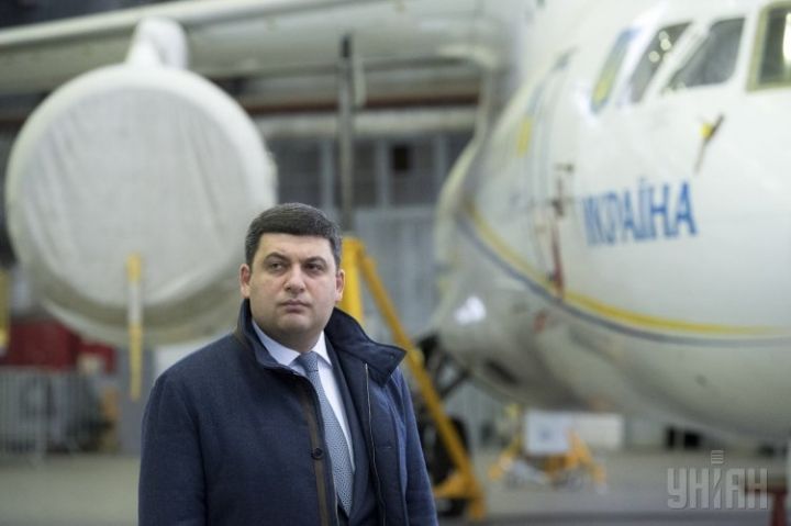 Слідами Яценюка: Гройсман полетів у Брюссель економ-класом