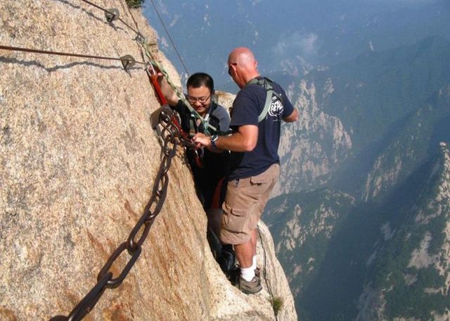 "Стежка смерті": як виглядає найнебезпечніший туристичний маршрут у світі - фото 143406