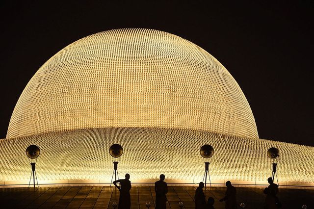 Як виглядає "космічний" храм у Таїланді: вражаючі фото - фото 144267