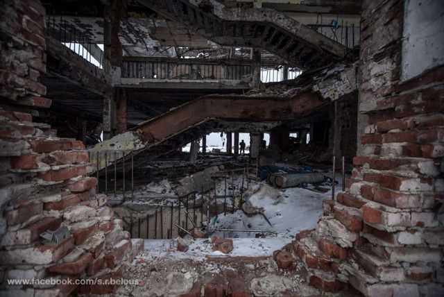 Не витримав бетон. Фотограф показав, як зараз виглядає Донецький аеропорт - фото 145154